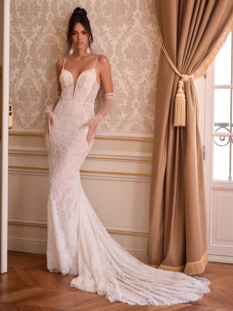 Brautkleid lang eng mit Schleppe